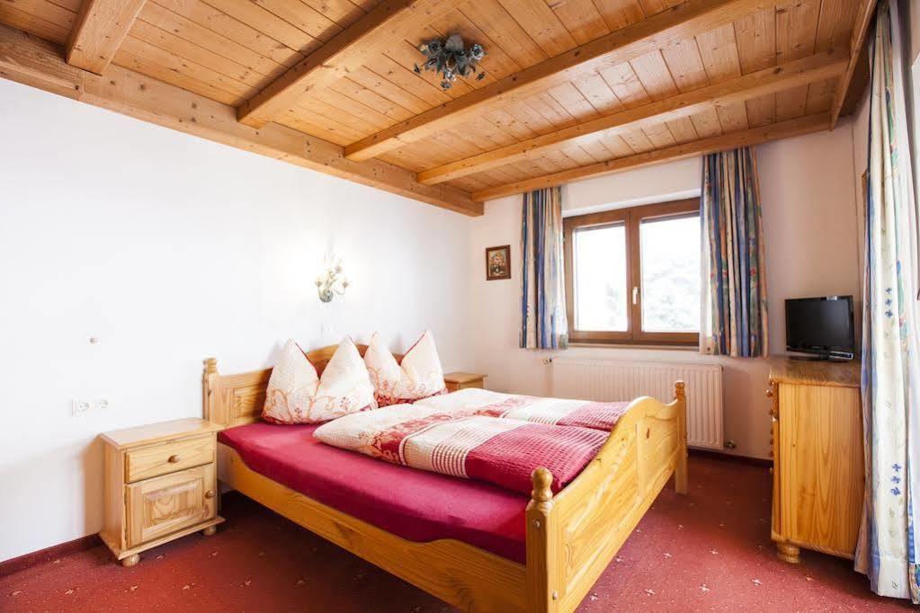 Bed and Breakfast Haus Steinbock Нойштіфт-ім-Штубайталь Екстер'єр фото